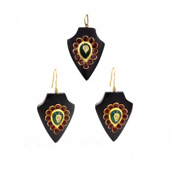 EBONY WITH GOLD PENDANT SET 